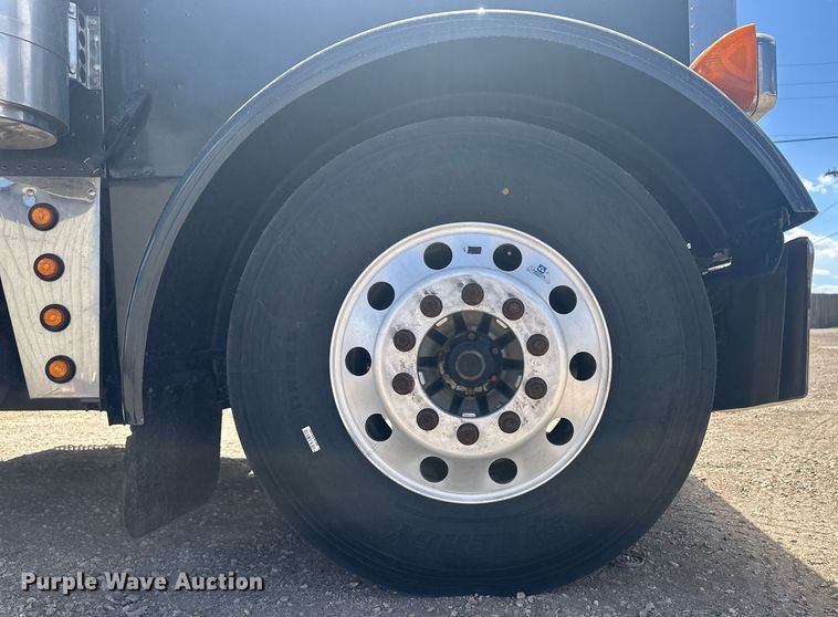 image for item EQ4534 2005 Peterbilt 379 semi truck