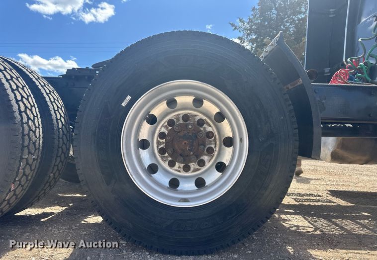 image for item EQ4534 2005 Peterbilt 379 semi truck