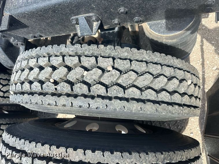 image for item EQ4534 2005 Peterbilt 379 semi truck