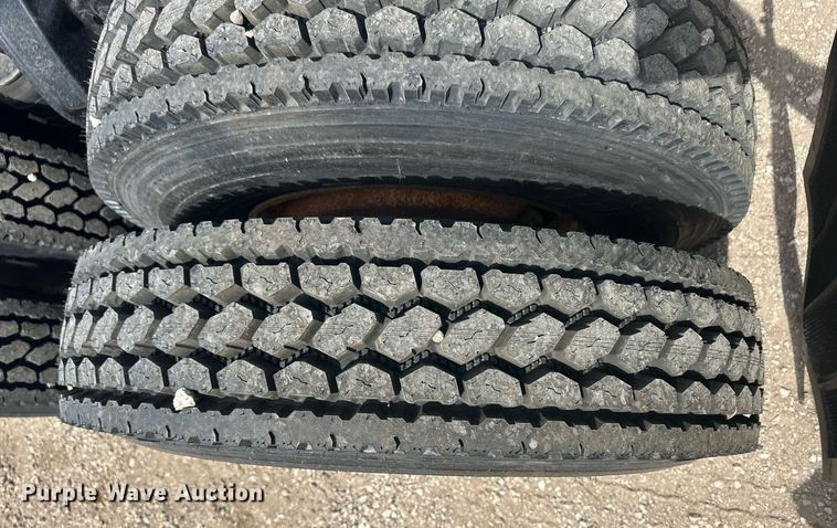 image for item EQ4534 2005 Peterbilt 379 semi truck