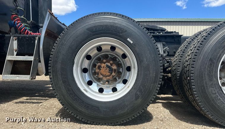 image for item EQ4534 2005 Peterbilt 379 semi truck