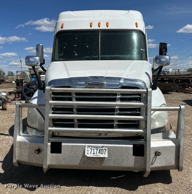 image for item EQ4535 2011 Freightliner Cascadia semi truck