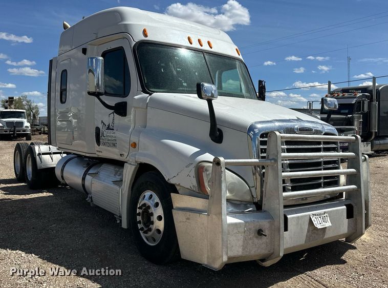 image for item EQ4535 2011 Freightliner Cascadia semi truck