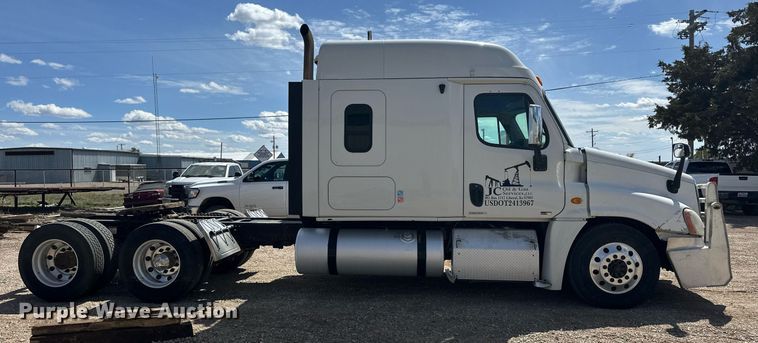 image for item EQ4535 2011 Freightliner Cascadia semi truck