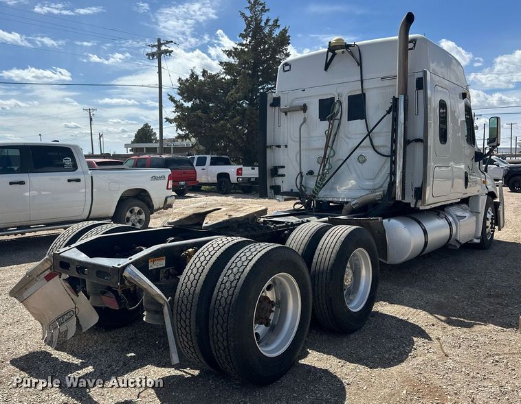 image for item EQ4535 2011 Freightliner Cascadia semi truck