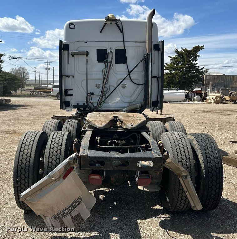 image for item EQ4535 2011 Freightliner Cascadia semi truck