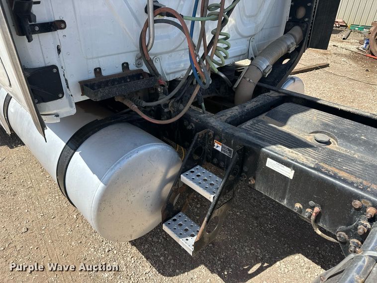 image for item EQ4535 2011 Freightliner Cascadia semi truck