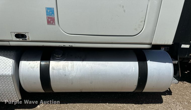 image for item EQ4535 2011 Freightliner Cascadia semi truck