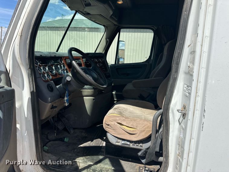 image for item EQ4535 2011 Freightliner Cascadia semi truck