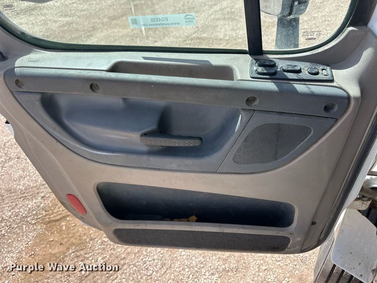 image for item EQ4535 2011 Freightliner Cascadia semi truck