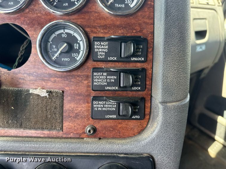 image for item EQ4535 2011 Freightliner Cascadia semi truck