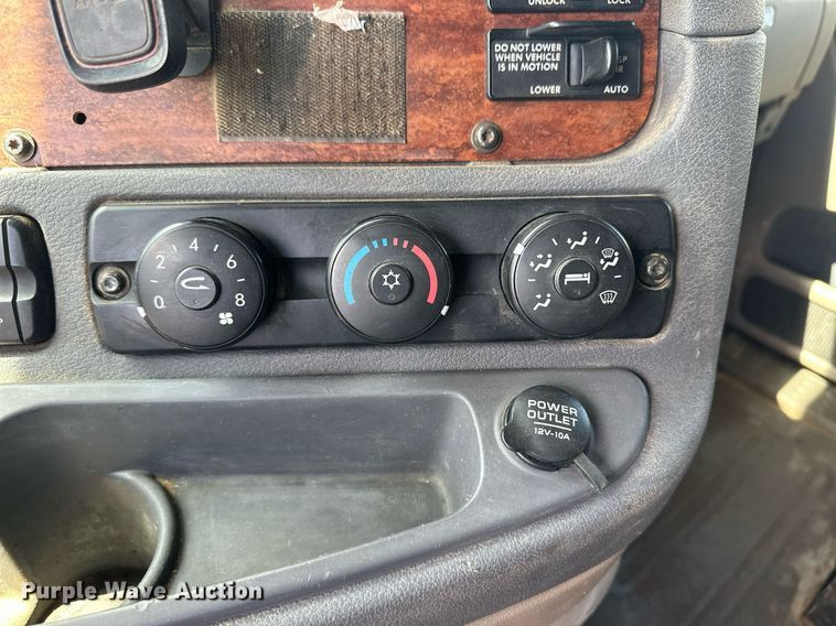 image for item EQ4535 2011 Freightliner Cascadia semi truck