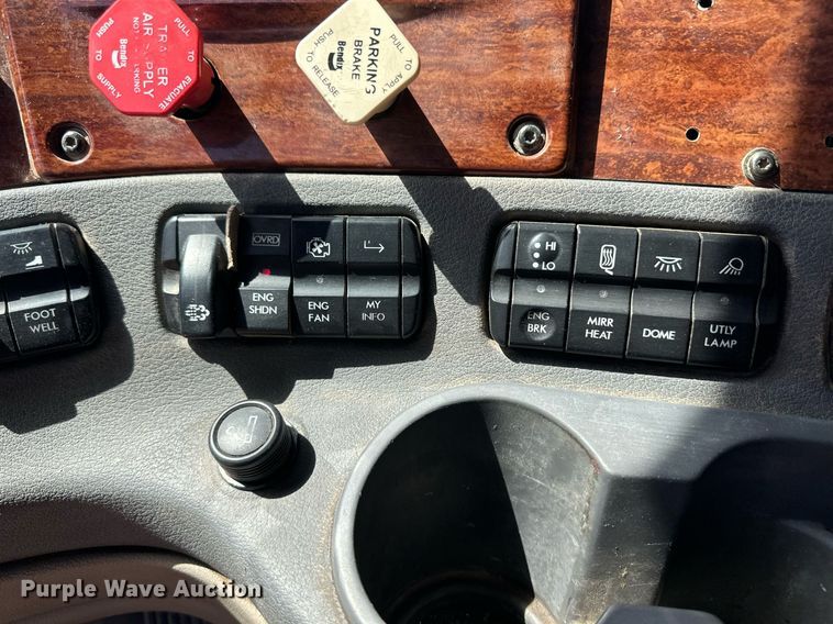 image for item EQ4535 2011 Freightliner Cascadia semi truck