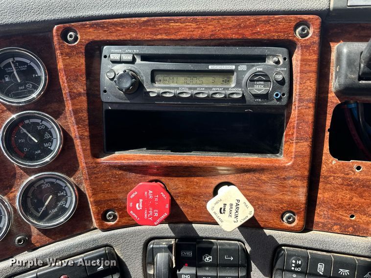 image for item EQ4535 2011 Freightliner Cascadia semi truck