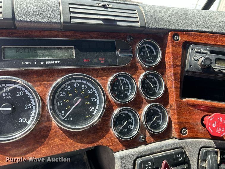 image for item EQ4535 2011 Freightliner Cascadia semi truck