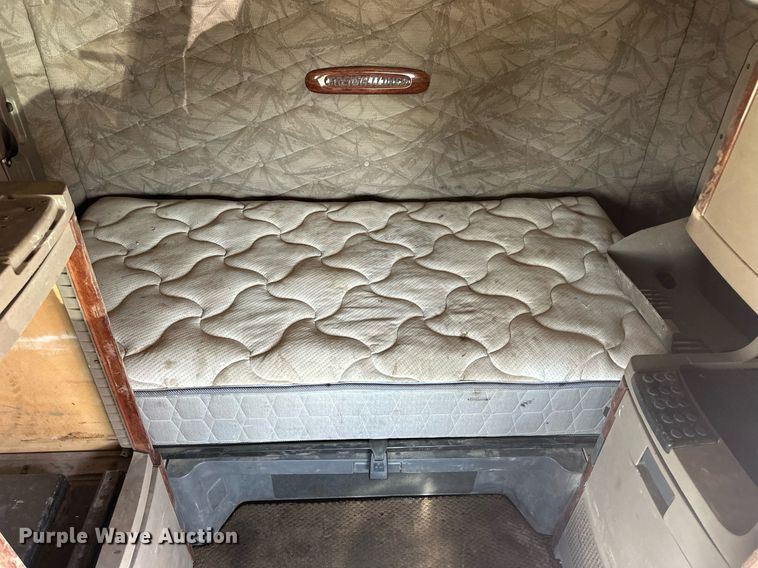 image for item EQ4535 2011 Freightliner Cascadia semi truck