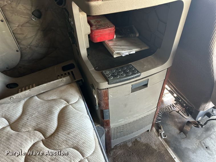 image for item EQ4535 2011 Freightliner Cascadia semi truck