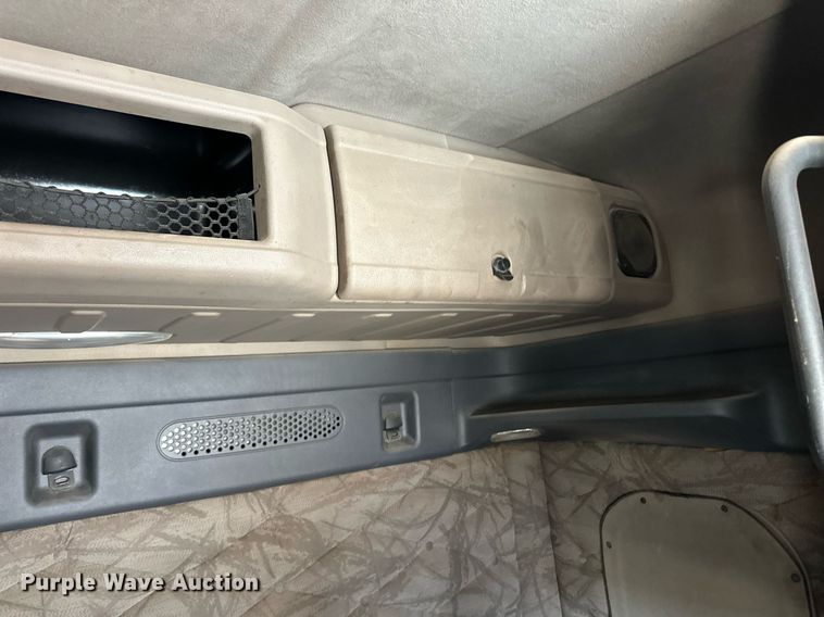 image for item EQ4535 2011 Freightliner Cascadia semi truck