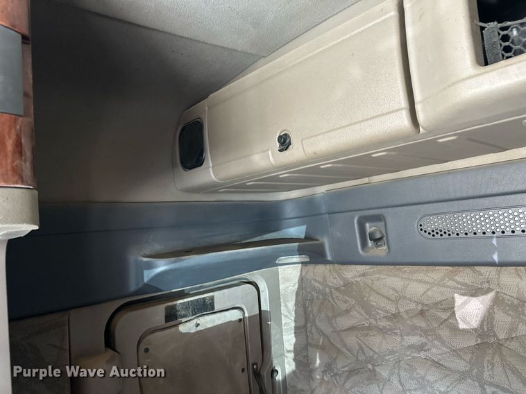 image for item EQ4535 2011 Freightliner Cascadia semi truck