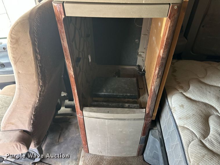 image for item EQ4535 2011 Freightliner Cascadia semi truck