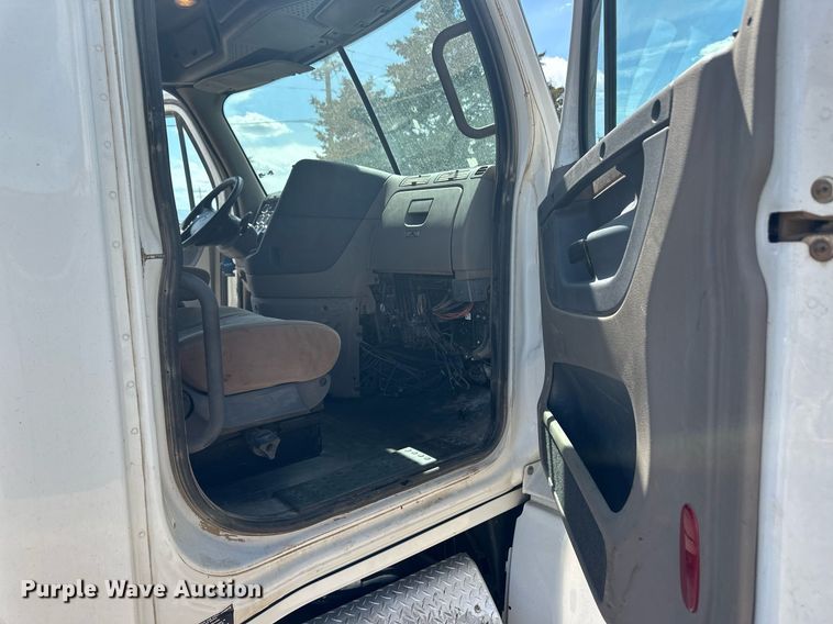 image for item EQ4535 2011 Freightliner Cascadia semi truck