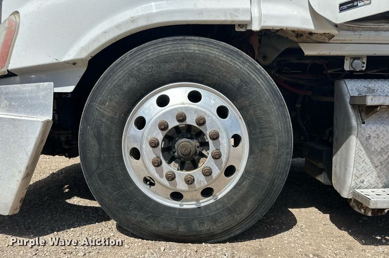 image for item EQ4535 2011 Freightliner Cascadia semi truck