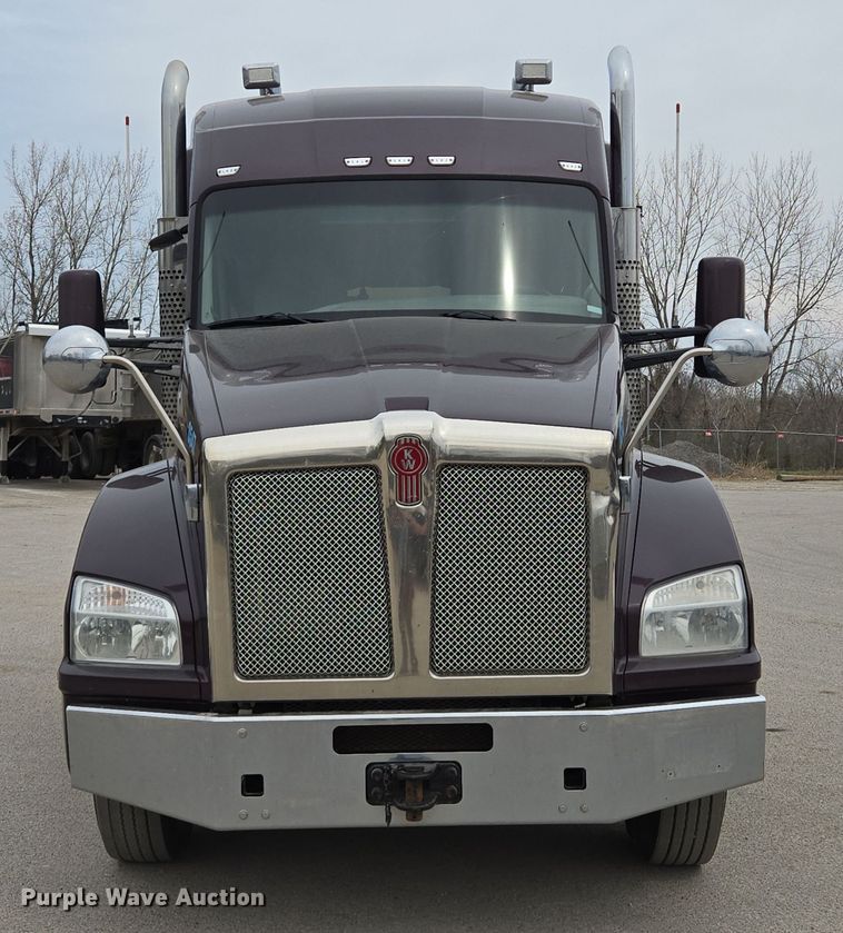 image for item EQ6943 2018 Kenworth T880 semi truck