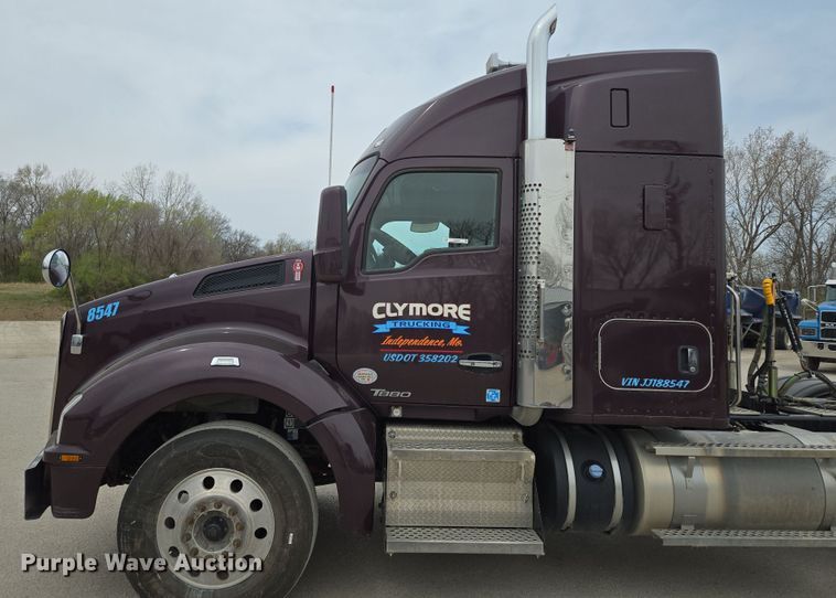 image for item EQ6943 2018 Kenworth T880 semi truck