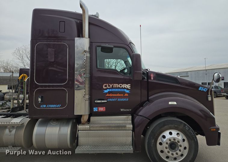 image for item EQ6943 2018 Kenworth T880 semi truck
