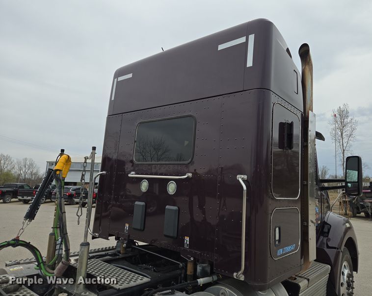 image for item EQ6943 2018 Kenworth T880 semi truck