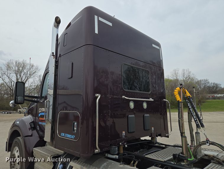 image for item EQ6943 2018 Kenworth T880 semi truck