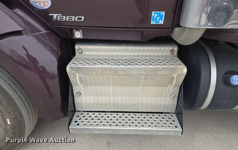 image for item EQ6943 2018 Kenworth T880 semi truck