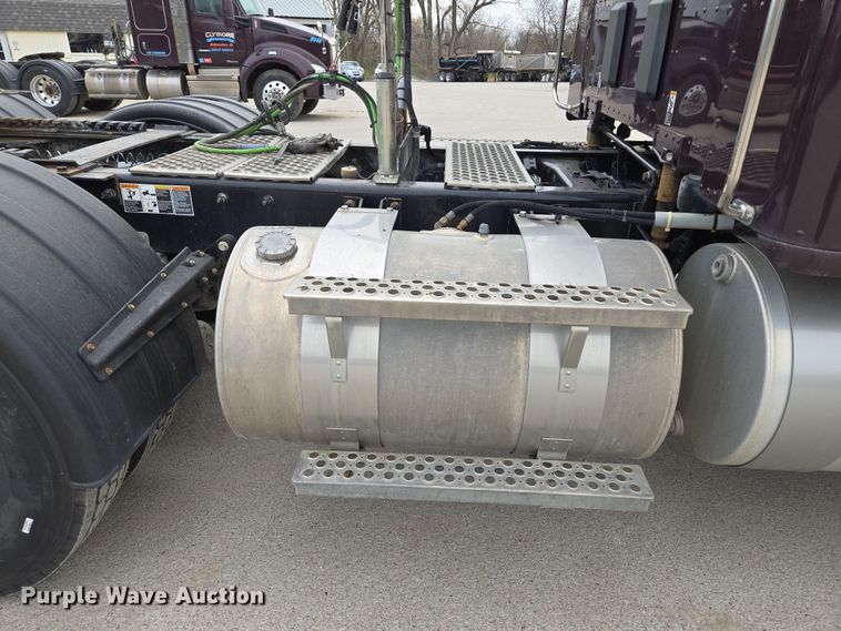 image for item EQ6943 2018 Kenworth T880 semi truck