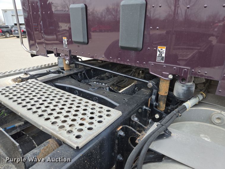 image for item EQ6943 2018 Kenworth T880 semi truck