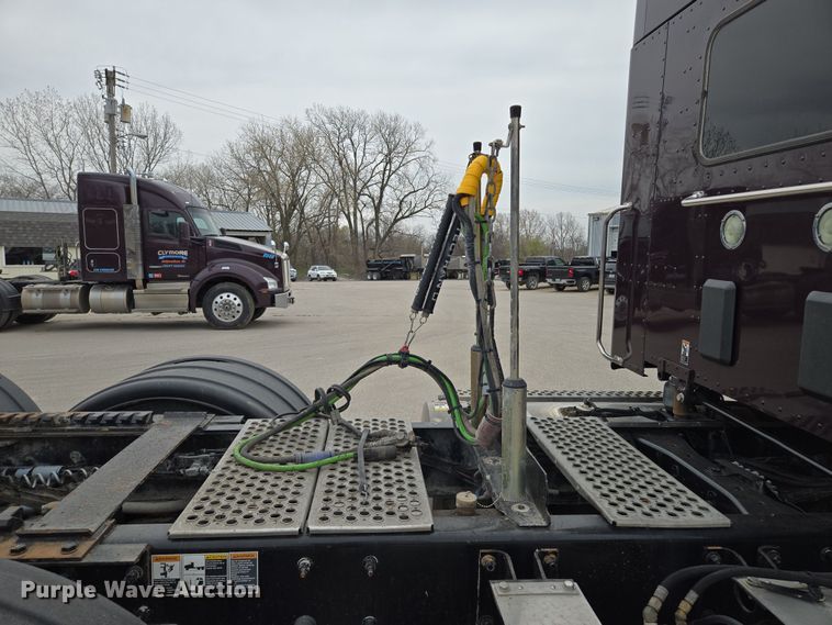 image for item EQ6943 2018 Kenworth T880 semi truck