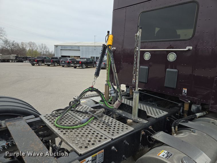 image for item EQ6943 2018 Kenworth T880 semi truck