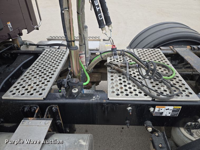 image for item EQ6943 2018 Kenworth T880 semi truck