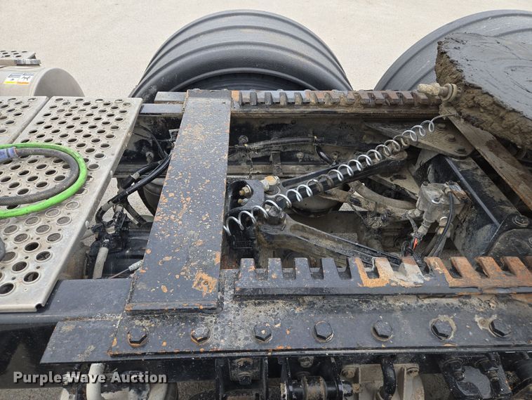 image for item EQ6943 2018 Kenworth T880 semi truck