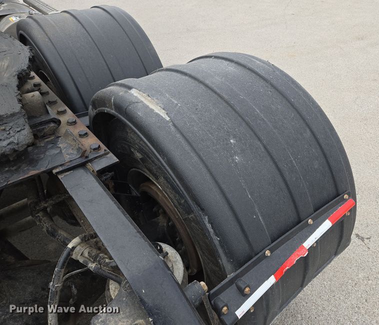 image for item EQ6943 2018 Kenworth T880 semi truck