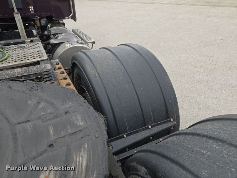 image for item EQ6943 2018 Kenworth T880 semi truck