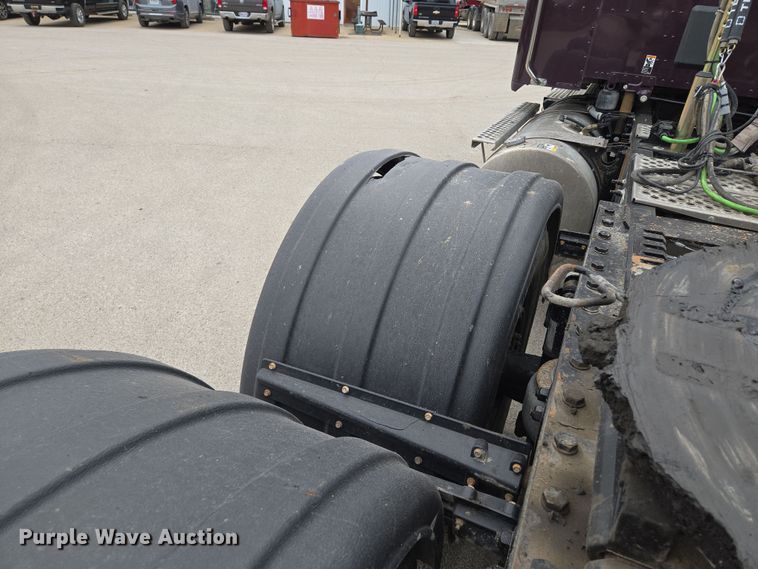 image for item EQ6943 2018 Kenworth T880 semi truck