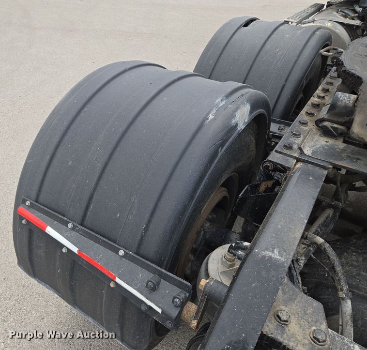 image for item EQ6943 2018 Kenworth T880 semi truck