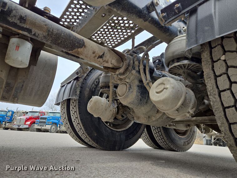 image for item EQ6943 2018 Kenworth T880 semi truck