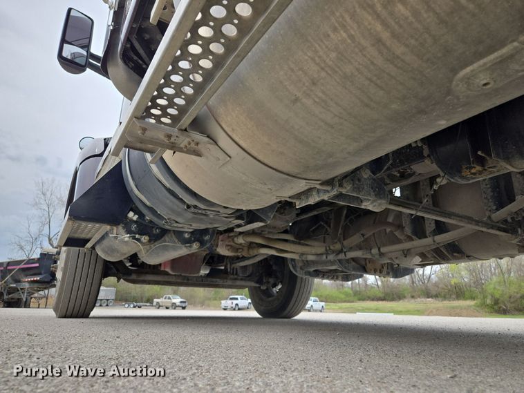 image for item EQ6943 2018 Kenworth T880 semi truck