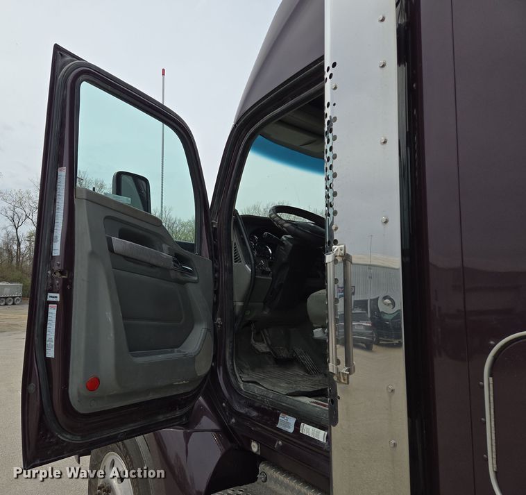 image for item EQ6943 2018 Kenworth T880 semi truck