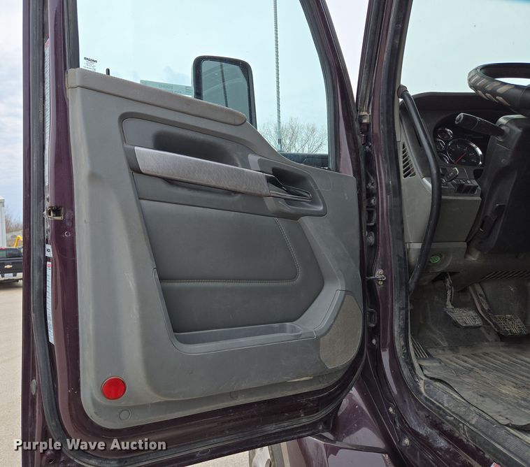 image for item EQ6943 2018 Kenworth T880 semi truck