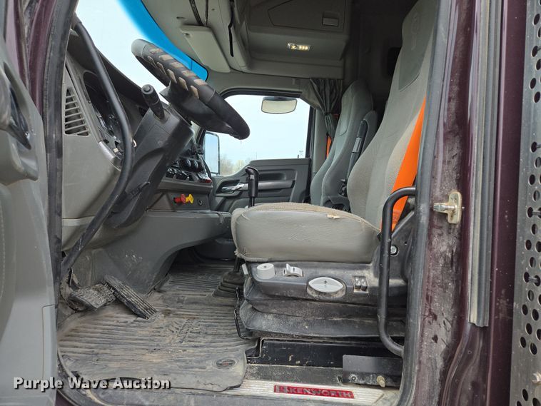 image for item EQ6943 2018 Kenworth T880 semi truck