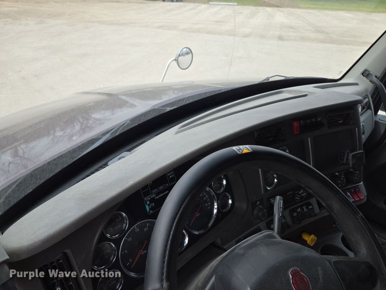 image for item EQ6943 2018 Kenworth T880 semi truck