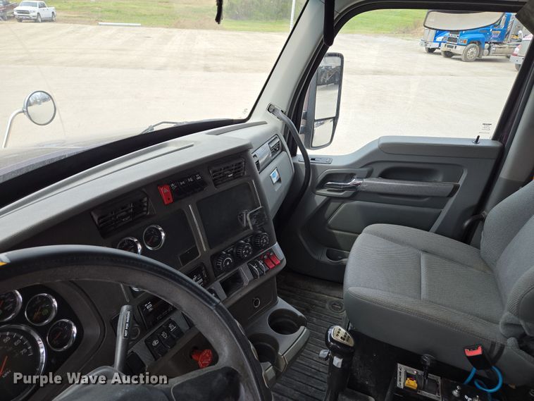 image for item EQ6943 2018 Kenworth T880 semi truck