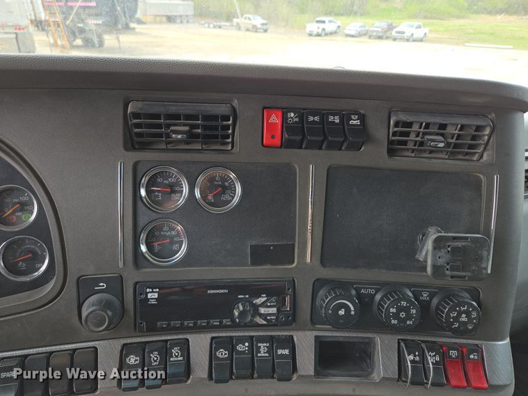 image for item EQ6943 2018 Kenworth T880 semi truck